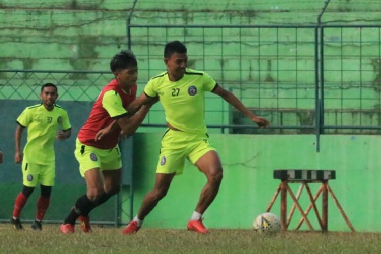 Striker Arema FC, Dedik Setiawan saat latihan di Stadion Gajayana, Kota Malang beberapa waktu lalu.