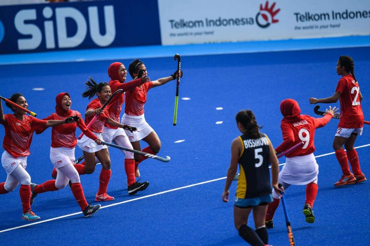 Pemain Hoki Indonesia meluapkan kegembiraan usai mengalahkan tim Kazakhstan dalam babak penyisihan grup Hoki Putri Asian Games 2018 di Lapangan Hoki, Komplek Gelora Bung Karno, Jakarta Pusat, Kamis (23/8/2018). Tim Hoki Indonesia menang dengan skor 2-1 atas tim Kazakhstan.