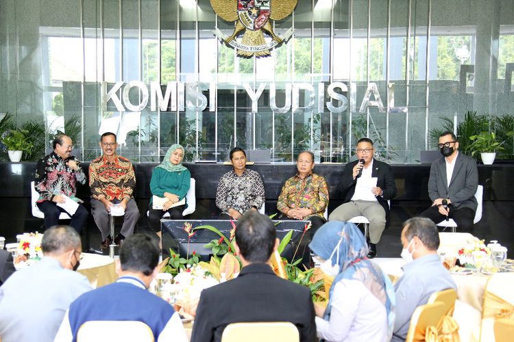 Pimpinan Komisi Yusidial memaparkan Refleksi Akhir Tahun KY Tahun 2022 yang membahas hasil kinerja bidang rekrutmen hakim pada 2022 dalam konferensi pers di Lobby KY, Jakarta, Rabu (28/12/2022).
