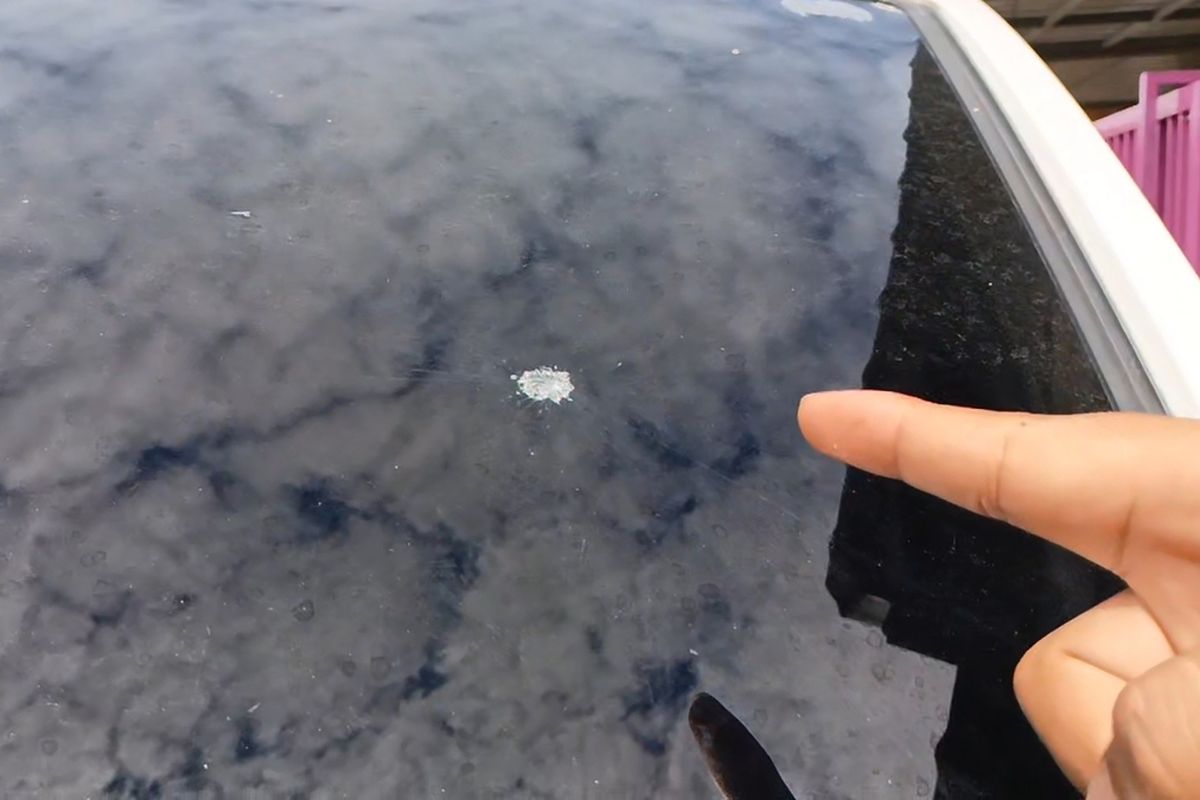 Mobil Wuling milik Ketua PDIP Parepare dengan nomor polisi DP 1382 LG mengalami bekas tembakan pada kaca bagian depan. 