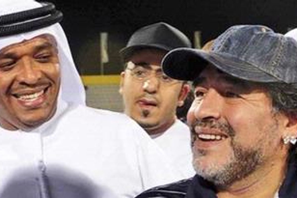 Pelatih baru Al Wasl, Diego Maradona (kanan).