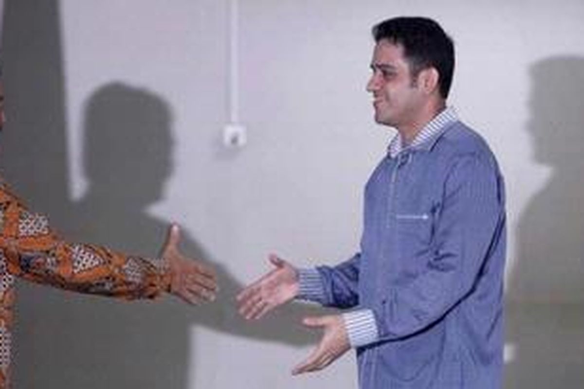 Menteri Pemuda dan Olahraga Andi Mallarangeng (kiri) berjabatan tangan dengan terdakwa Muhammad Nazaruddin usai memberi kesaksian di Pengadilan Tindak Pidana Korupsi, Jakarta, Rabu (22/2/2012). Ia bersaksi untuk mantan bendahara umum Partai Demokrat Muhammad Nazaruddin dalam kasus dugaan suap proyek pembangunan wisma atlet Sea Games di Palembang, Sumatera Selatan.