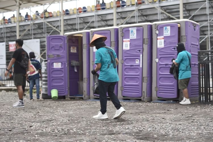 Area tribun penonton serta toilet menjadi salah satu sasaran tim yang diinisisasi oleh Bikers Sapu Bersih untuk dibersihkan mengingat dua tempat tersebut banyak dikunjungi.