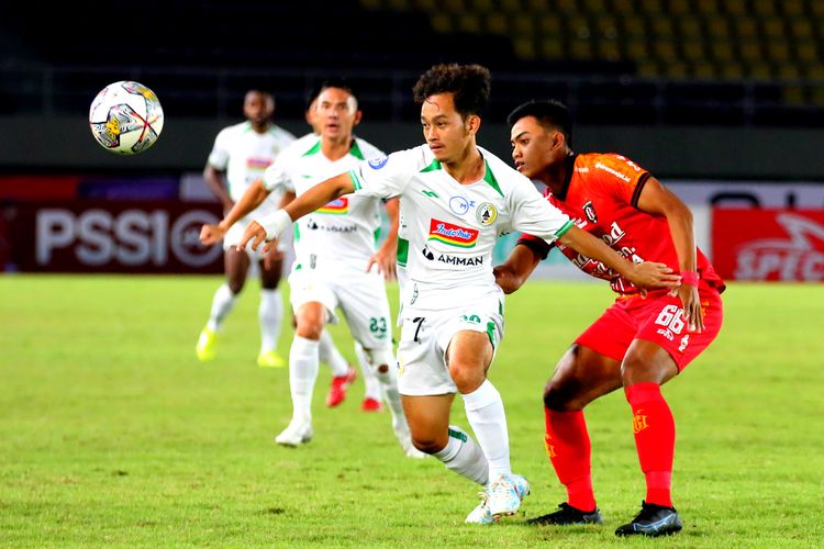 Pemain PSS Sleman Muhammad Fariz dijaga ketat pemain Bali United saat pertandingan pekan ke-16 Liga 1 2022-2023 yang berakhir dengan skor 1-2 di Stadion Manahan Solo, Senin (19/12/2022) malam.