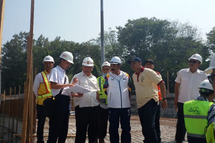 Menteri PUPR Basuki Hadimuljono dan Wali Kota Solo FX Hadi Rudyatmo saat meninjau pembangunan Flyover Manahan di Kota Solo, Jawa Tengah, Kamis (19/7/2018).