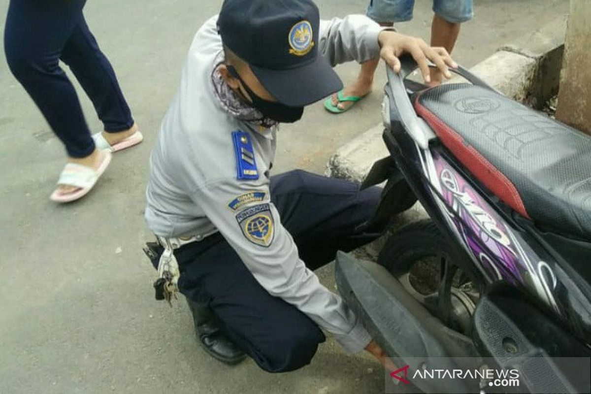 Petugas Satuan Pelaksana Perhubungan Kecamatan Tanah Abang melakukan Operasi Cabut Pentil (OCP) di trotoar kawasan Pasar Tanah Abang, Jumat (22/5/2020). (ANTARA/HO/dokumentasi Satpel Perhubungan Kecamatan Tanah Abang) 