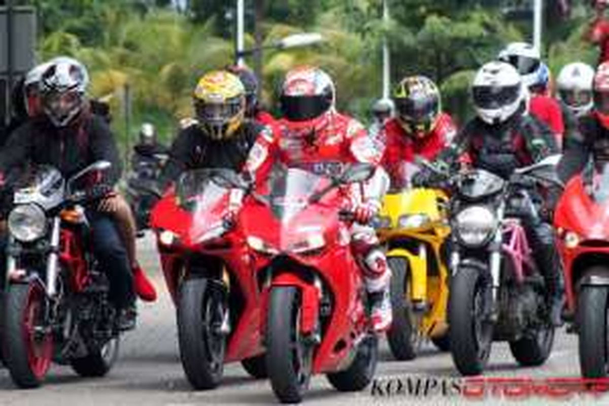 Pebalap tim Ducati MotoGP Andrea Dovizioso dikawal komunitas Ducati di Indonesia.