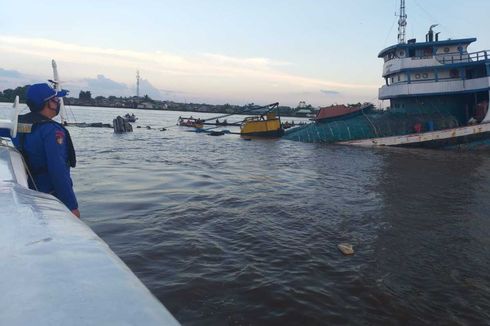 Kapal Bermuatan 1.100 Ton Pupuk Kandas di Sungai Kapuas