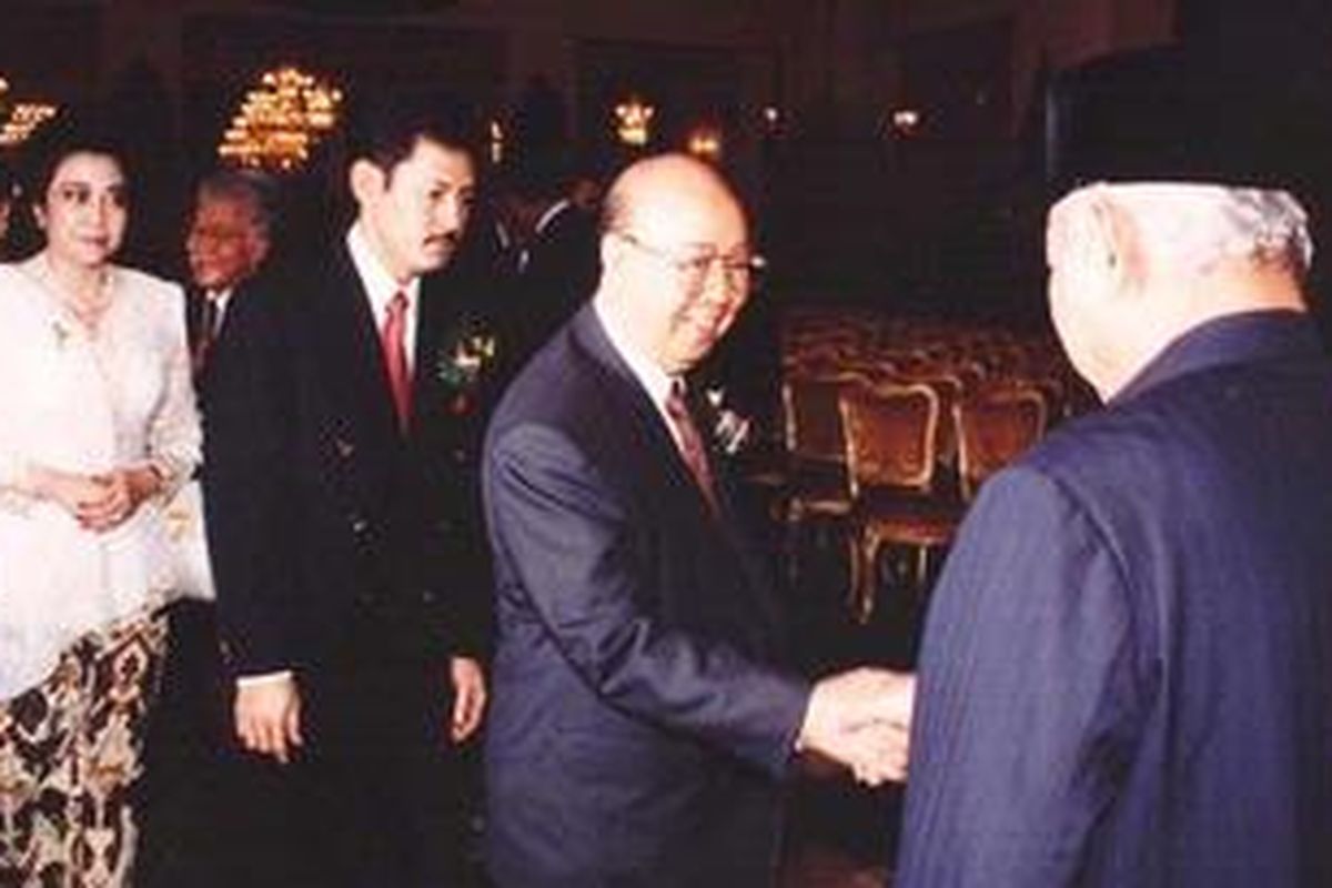 Liem Sioe Liong alias Sudono Salim berjabat tangan dengan Presiden Soeharto.