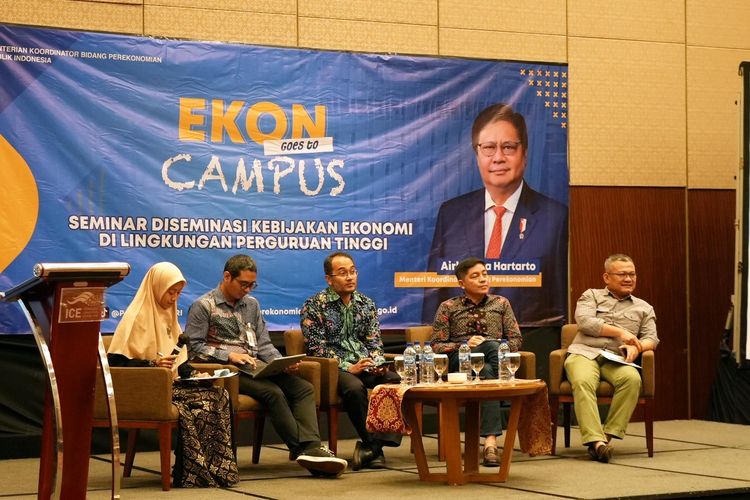 Acara Ekon Goes to Campus ?Peran Penting Generasi Muda Mendukung Transformasi Ekonomi Nasional menuju Indonesia Emas 2045? di BSD City, Tangerang, Banten, Jumat (8/12/2023). 
