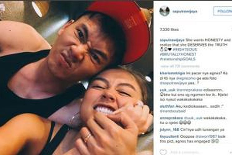 Agnez Mo dan Wijaya Saputra memamerkan sepasang cincin yang diduga menjadi pengikat hubungan pertunangan keduanya.