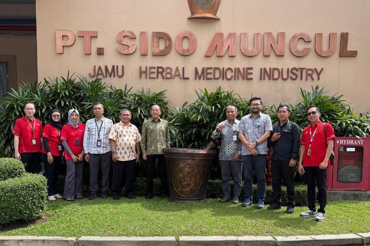 PT Industri Jamu dan Farmasi Sido Muncul (Sido Muncul) meraih Juara Pertama Indonesia?s SDGs Action Awards (SAA) 2025 kategori Pelaku Usaha Besar yang diselenggarakan Kementerian PPN/Bappenas. Sido Muncul dinilai berkontribusi dalam memperluas dampak pembangunan berkelanjutan bagi masyarakat, lingkungan, dan perekonomian lokal. 
