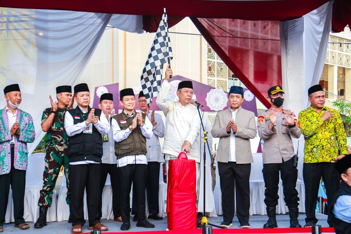 Wali Kota Lepas Keberangkatan 389 Calon Jemaah Haji Kota Tangerang Selatan Tahun 2022 di Islamic Center, BSD, Tangsel, Jumat (10/6/2022)