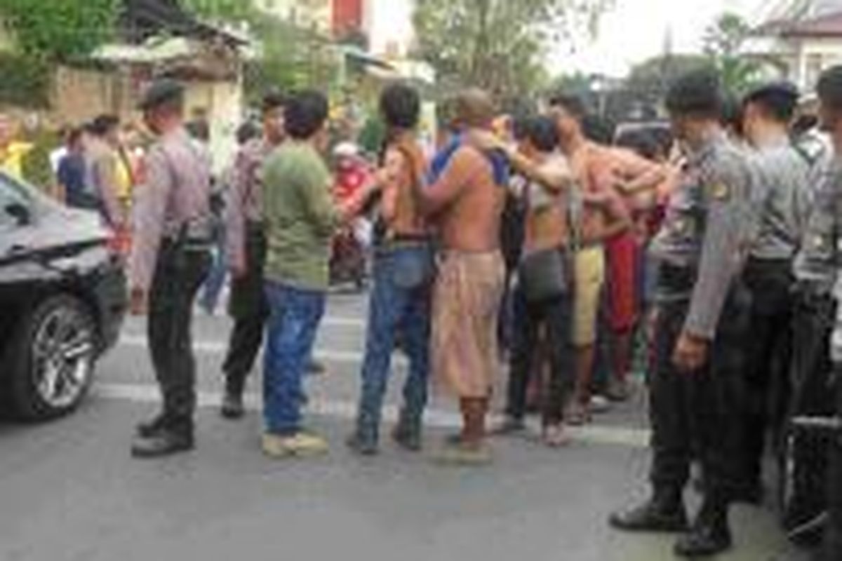 Puluhan orang tak dikenal diamankan ke Mapolrestro Jakarta Barat karena diduga akan melakukan serangan terhadap kantor DPP Partai Golkar, Jl. Anggrek Nelly Murni, Slipi, Jakarta Barat (Jakbar), Senin (8/6/2015). 