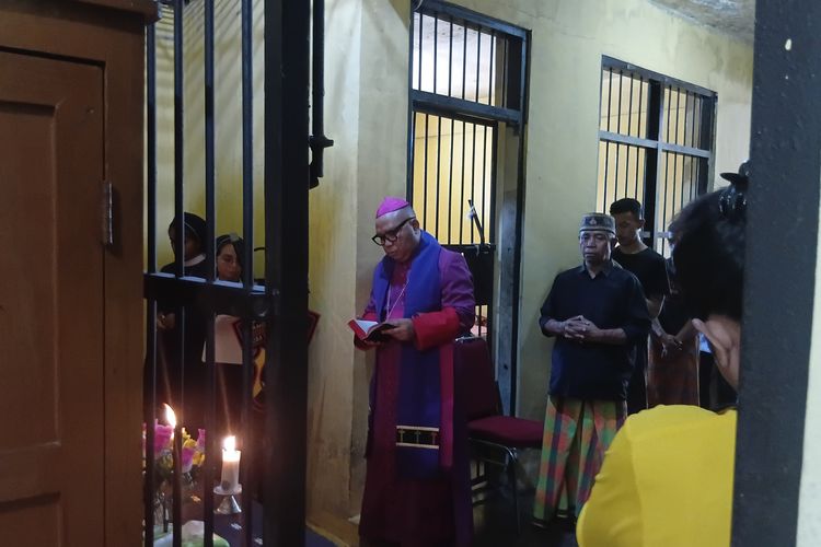 Uskup Labuan Bajo Pimpin Ibadah Jalan Salib di Ruang Tahanan Polres Manggarai Barat