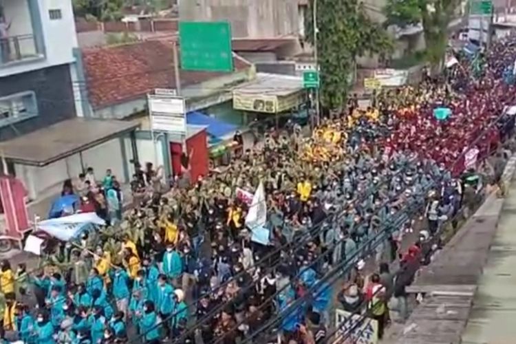 Ribuan mahasiswa Tasikmalaya, Jawa Barat, tumpah ruah turun ke jalan berunjukrasa serentak menuntut tolak kenaikan BBM, minyak goreng dan kebutuhan pokok serta wacana Presiden 3 periode di Gedung DPRD Kota Tasikmalaya, Senin (11/4/2022).