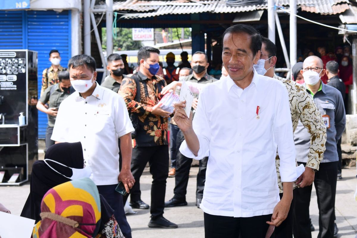 Presiden RI Joko Widodo dalam kunjungannya ke Pasar Cicaheum, Jawa Barat, Minggu (28/8/2022).