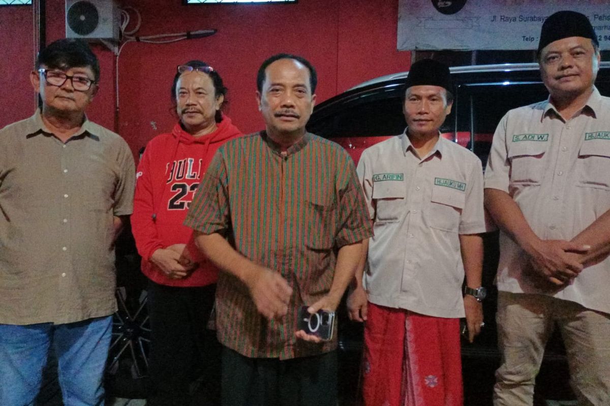 Ketua DPC PDI Perjuangan Kabupaten Nganjuk, Tatit Heru Tjahjono (tengah), saat memberikan keterangan ke wartawan, Rabu (27/11/2024) malam