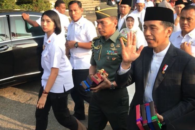 Pengamanan Pribadi Presiden Serda TNI Ambar Dwi Klaudiyah (paling kiri foto) saat sedang bertugas, Rabu (22/8/2018).