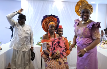 Tangkap layar upacara tradisi pernikahan Suku Urhobo di Nigeria. (Youtube/Urhobo World)
