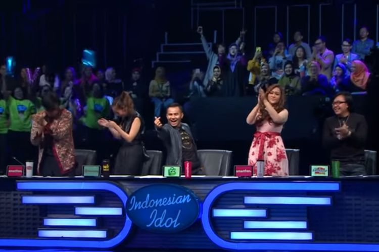 Para juri Indonesian Idol X memberikan standing applause kepada Ziva saat Showcase pertama.