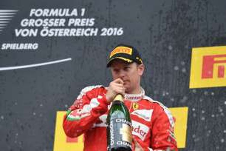 Pebalap Ferrari asal Finlandia, Kimi Raikkonen, merayakan hasil finis ketiga pada balapan GP Austria di Red Bull Ring, Minggu (3/7/2016).