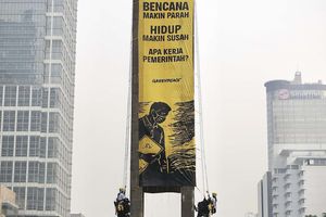 Greenpeace Bentangkan Spanduk Protes soal Bencana di Monumen Selamat Datang Bundaran HI