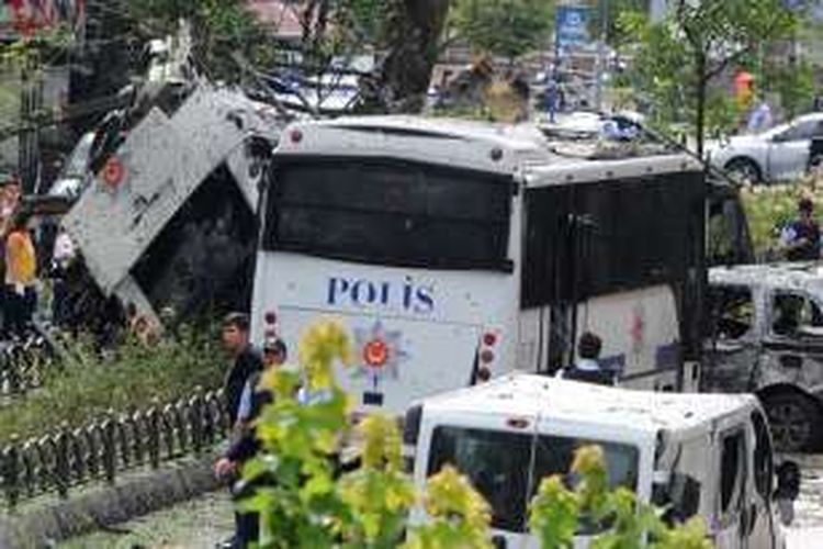 Bus milik kepolisian Turki hancur dihantam bom saat melintas di pusat kota Istanbul, Selasa (7/6/2016).