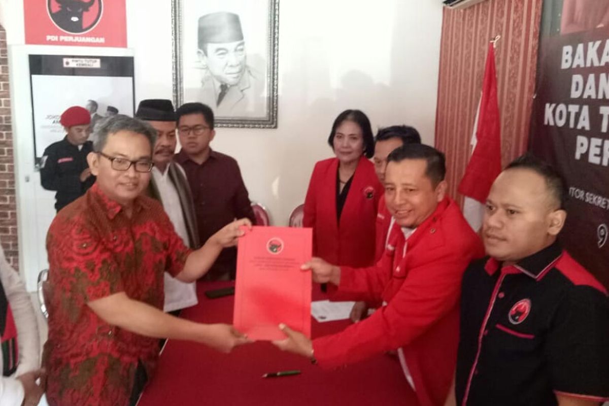 Tim Pemenangan Siti Nur Azizah, mengambil formulir bakal calon Wali Kota Tangsel priode 2019-2025  di Dewan Pimpinan Cabang (DPC) PDI Perjuangan Jalan Raya Boulevard Ruko Venice Arcade Blok lD/09 Graha Raya Bintaro, Serpong Utara, Tangsel, Senin (9/9/2019).      