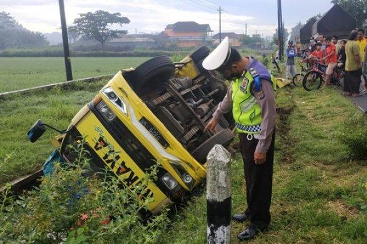 Sebuah truk terguling di saluran irigasi Jalan Daendels, tepatnya di Pedukuhan IX, Karangsewu, Galur, Kabupaten Kulon Progo, Minggu (6/3/2022)