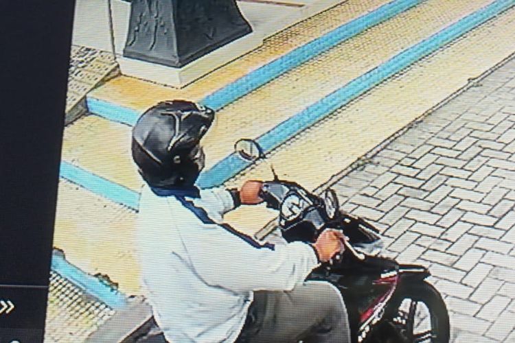Pelaku pencurian sepeda motor di Bantul terekam CCTV saat akan mencuri.