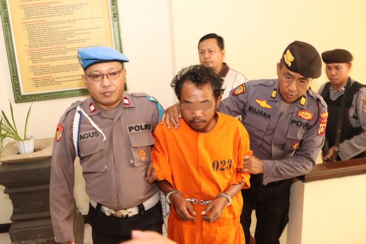 MG alias Bryan (28), tersangka pembunuh wanita berinisial AS (38), saat dihadirkan dalam konferensi pers di Polsek Kuta, Minggu (25/6/2023). Mayat korban ditemukan dalam kondisi penuh luka di Pantai Blue Ocean, Legian, Kecamatan Kuta, Kabupaten Badung, Bali, pada Sabtu (24/6/2023). 