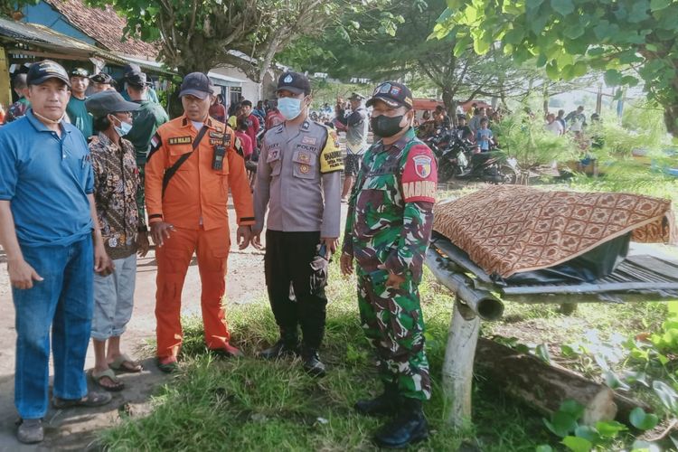 Korban saat setelah dievakuasi dari laut