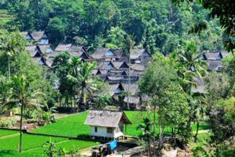 Kampung Naga di Desa Neglasari, Kecamatan Salawu, Kabupaten Tasikmalaya, Provinsi Jawa Barat.