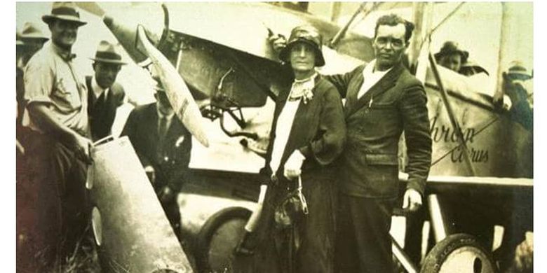 Bert Hinkler dengan ibunya Frances di Bundaberg pada tahun 1928 setelah penerbangan solonya dari Inggris ke Australia.