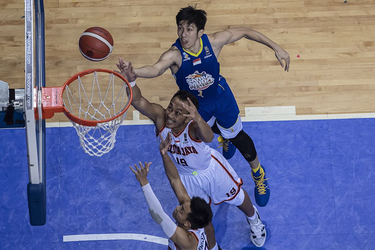 Pebasket Satria Muda Pertamina Jakarta Laurentius Steven Oei (atas) berebut bola dengan pebasket Pelita Jaya Bakrie Jakarta Muhammad Hardian Wicaksono (tengah) dan Andakara Prastawa Dhyaksa (bawah) dalam gim ketiga Final Liga Bola Basket Indonesia (IBL) 2021 di Britama Arena, Jakarta, Minggu (6/6/2021). Satria Muda Pertamina Jakarta berhasil menjadi juara IBL 2021 usai mengalahkan Pelita Jaya Bakrie Jakarta dengan skor 68-60 (2-1).