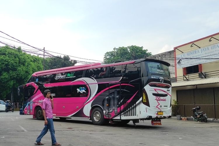 Sebuah bus tengah meninggalkan Terminal Lebak Bulus, Jakarta Selatan, pada Jumat (28/4/2023). 