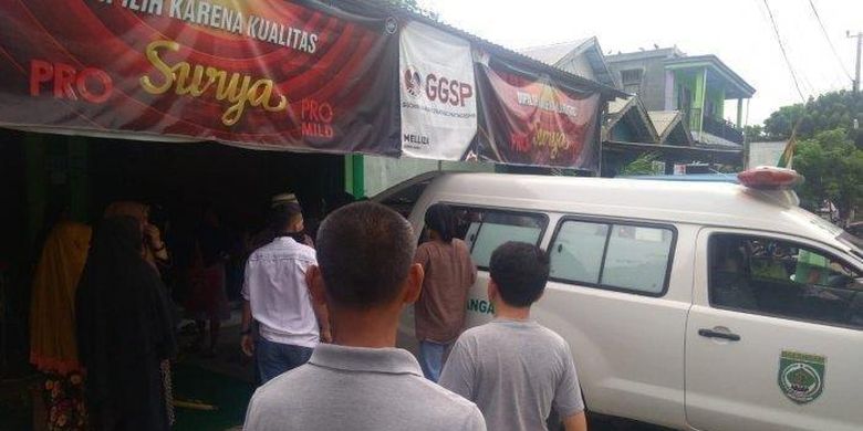 Mobil ambulans menjemput dua korban tewas, salah satunya anggota TNI AD, yang meninggal dunia di Kelurahan Paringin Timur, Kecamatan Paringin, Kabupaten Balangan, Kalsel. (Grup WA Info Kab Balangan)