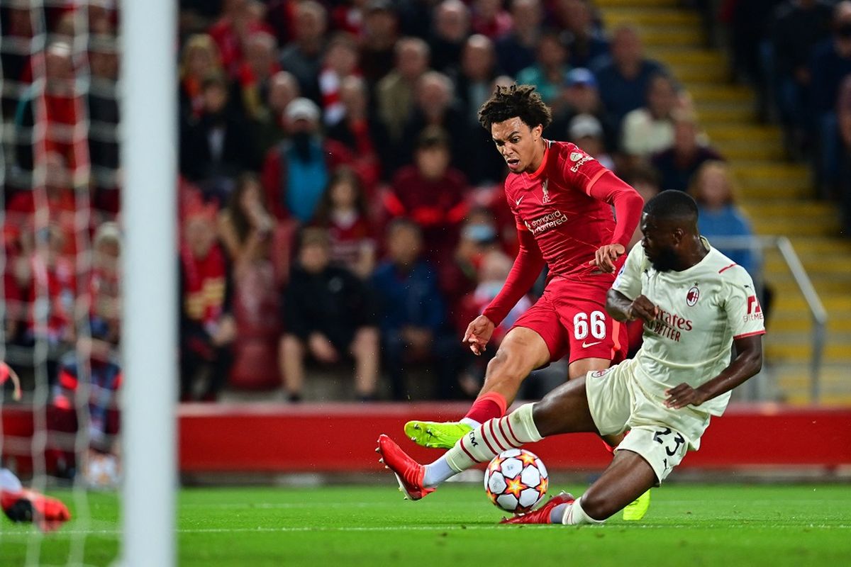 Bek Liverpool Trent Alexander-Arnold melancarkan sepakan yang berbuah gol setelah mengenai kaki bek AC Milan Fikayo Tomori. Laga Liverpool vs AC Milan dalam rangkaian matchday pertama Liga Champions 2021-2022 digelar di Stadion Anfield, Kamis (16/9/2021) dini hari WIB.