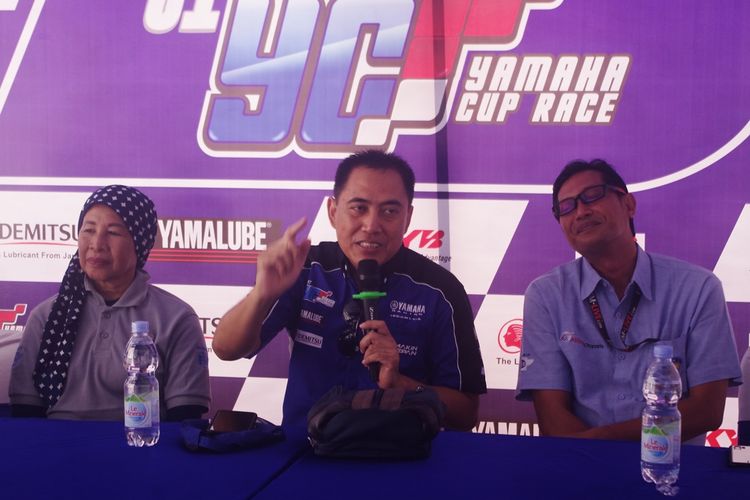 General Manager After Sales & Motorsport PT Yamaha Indonesia Motor Manufacturing (YIMM), M Abidin (tengah) didampingi Ketua IMI Jateng, AKBP P Hj Murjaenah SH (kiri), dan Direktur IMI Pusat, Donni Mahardjono (kanan).