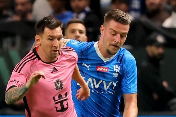 Pemain Al Hilal, Sergej Milinkovic-Savic, tengah menempel bintang Inter Miami, Lionel Messi, dalam laga persahabatan antara Al Hilal vs Inter Miami di Stadion Kingdom Arena pada 29 Januari 2024.