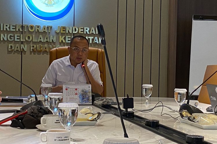 Direktur Jenderal Pengelolaan Kelautan dan Ruang Laut KKP, Koswara, menjelaskan terkait isu penjualan pulau Anambas, Senin (23/6/2025). 