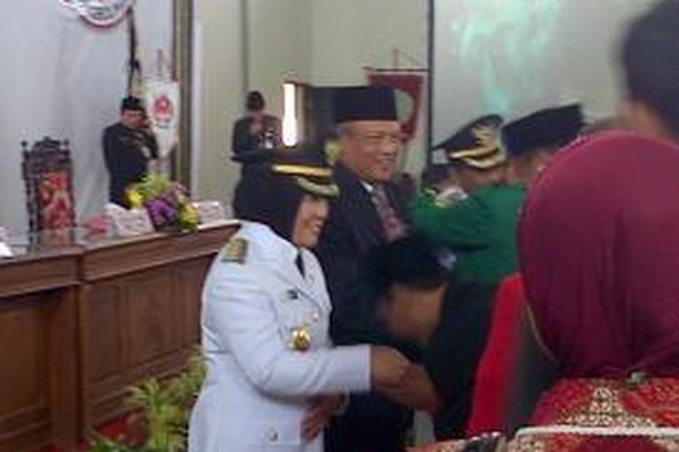 Rukmini dan Buchori mendapat ucapan selamat dari undangan.