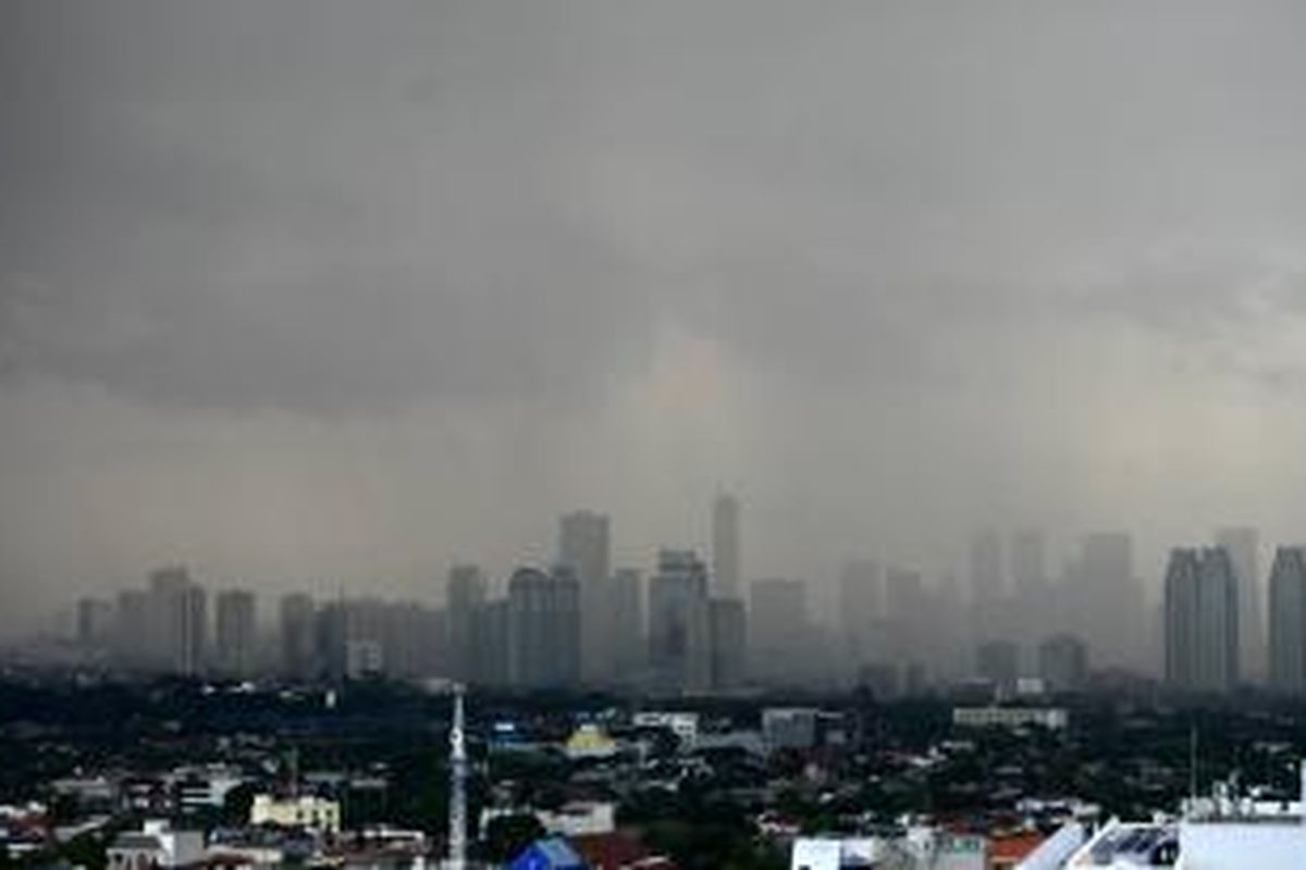 Waspadai Musim Hujan - Deretan gedung-gedung pencakar langit terlihat samar bersamaan turunnya hujan deras di  Jakarta, Senin (8/12). Badan Meteorologi, Klimatologi, dan Geofisika, memperkirakan curah hujan di Indonesia meningkat selama Desember-Januari seiring menguatnya angin monsun dari Asia yang banyak membawa massa uap air. Kondisi ini harus diwaspadai karena rawan menimbulkan bencana seperti angin puting beliung, banjir, dan tanah longsor.

Kompas/Iwan Setiyawan (SET)
08-12-2014