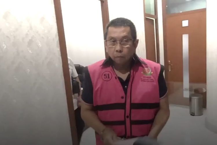 Direktur Utama (Dirut) Waskita Karya Destiawan Soewardjono (DES) memakai baju tahanan Kejaksaan Agung RI pada Jumat (28/4/2023).