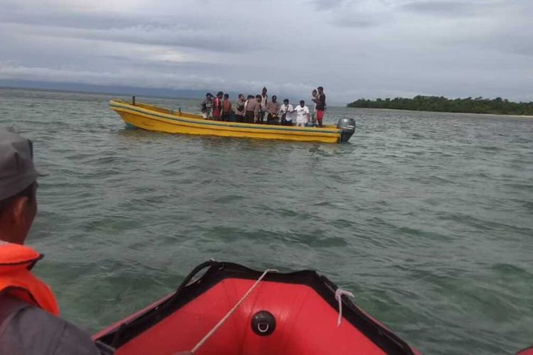 Tim SAR Pos Tual  menemukan salah satu penumpang longboat yang hilang di peraiaran Desa Tamedan, Tual, Maluku, Selasa (16/6/2020).