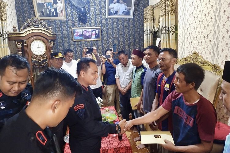 Mediasi Satbrimob Polda Lampung dengan warga korban kerusuhan antarsuporter di Lampung Tengah, Sabtu (27/1/2024).