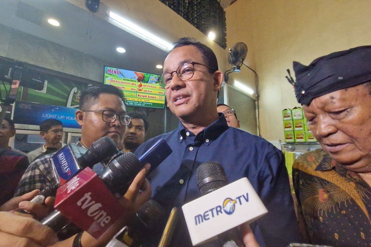 Capres 01 Anies Baswedan berkunjung ke ikon Kota Semarang, Lunpia Cik Me Me, Senin (5/2/2024).