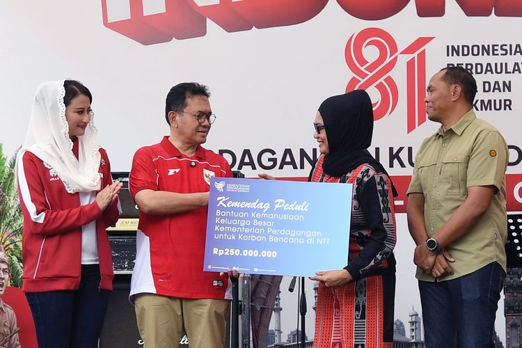 Solidaritas HUT Ke-81 RI, Mendag Busan Serahkan Bantuan Kemendag Peduli untuk Korban Gempa NTT