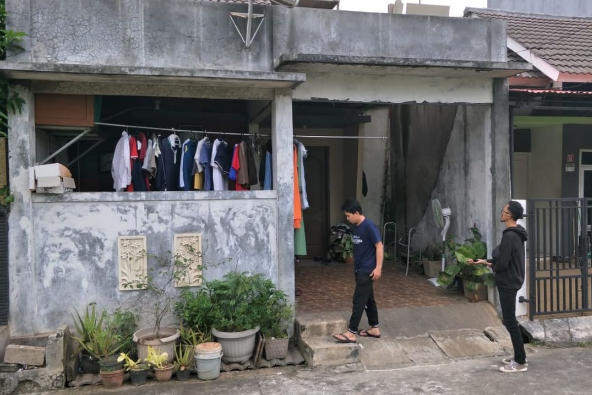 Rumah IY, terduga perekam dan Penyebar Video HS, tersangka yanh mengancam penggal kepala Presiden Joko Widodo di Grand Resident City Cluster Prapanca 2, Setu, Kabupaten Bekasi, Rabu (15/5/2019).